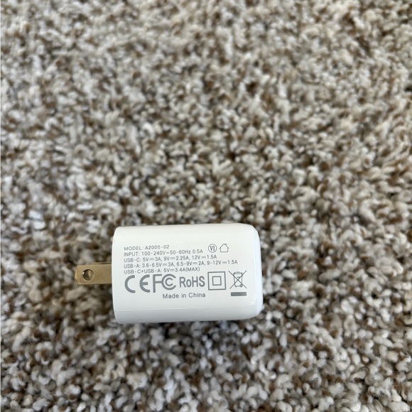 Like New Apple 6th Generation 32GB iPad With NO FLAWS & Charging Bank With Cord! - Picture 12 of 12